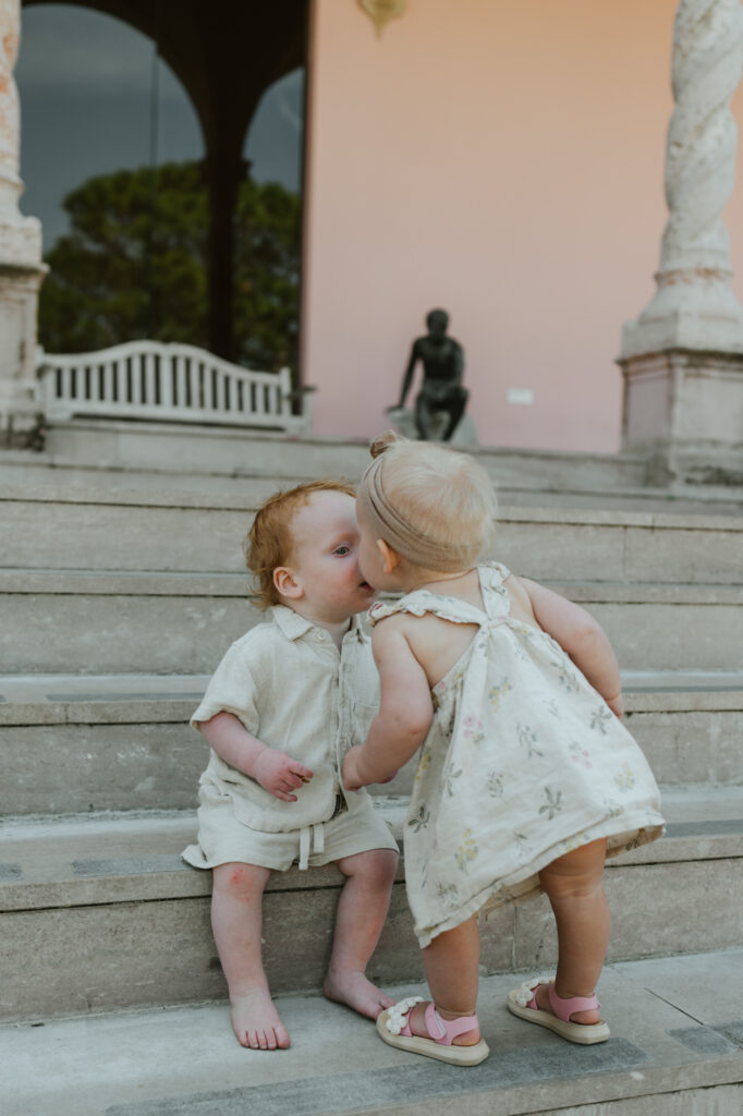 Baby cousins kissing